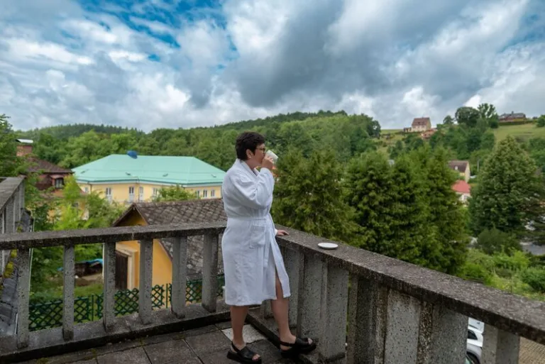 Deset procedur za šest nocí: seniorské lázně, které nejsou jen o odpočinku